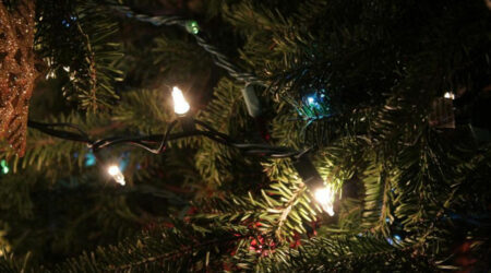 Tips for safely installing outdoor Christmas lights