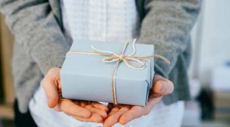 A guide to selecting gifts for employees