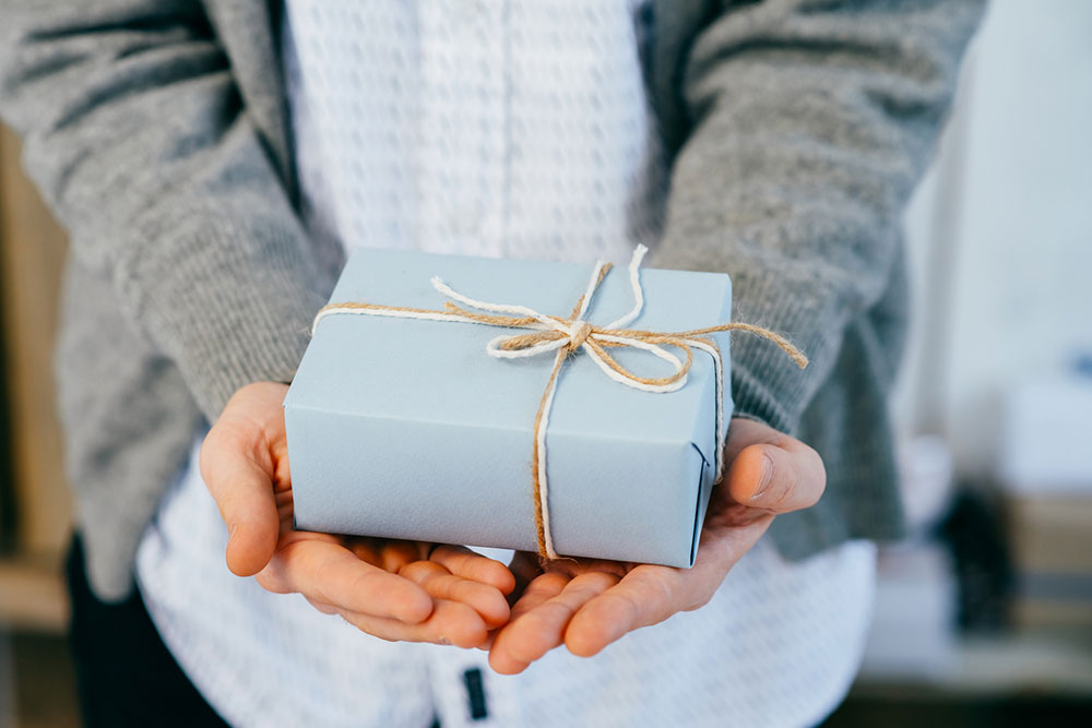 A guide to selecting gifts for employees